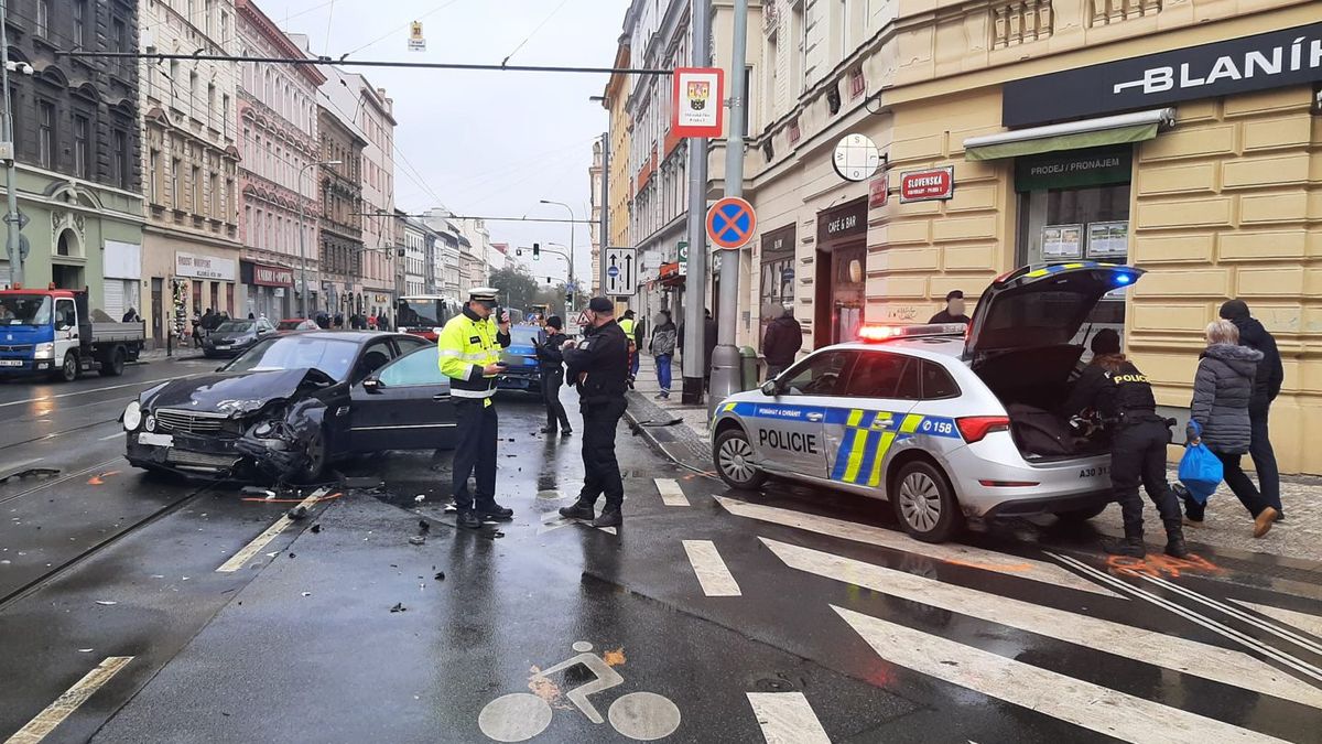 Řidič usnul a zastavil provoz v Praze. Po probuzení naboural policisty i tramvaj